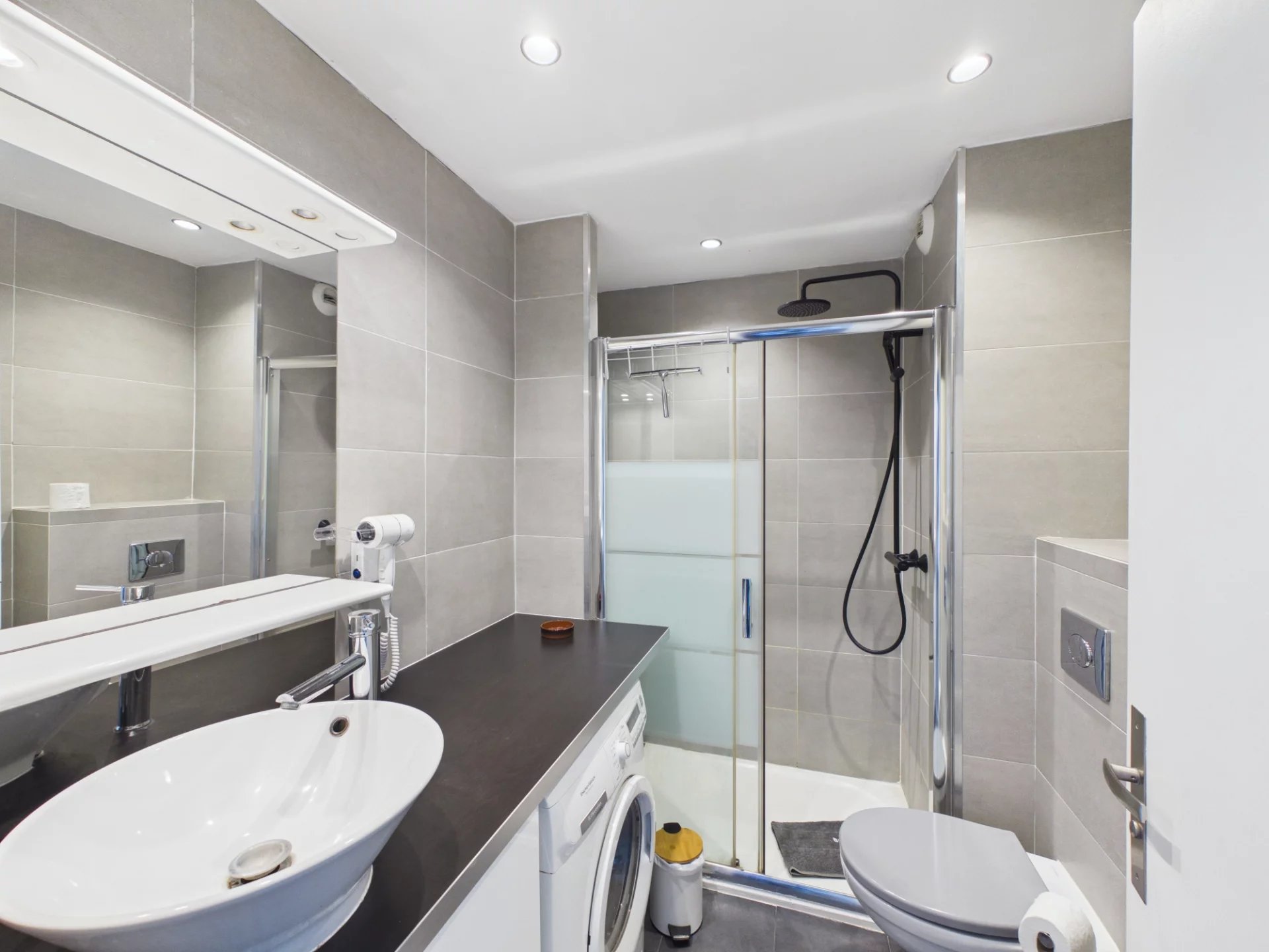 d5d189fbe3f36f1c6701a74a463b2027_e439fe554c_1920-original.jpg JUAN-LES-PINS BIJOU PLAGE – RENOVATED 32 m² STUDIO WITH TERRACE, PARKING & CELLAR