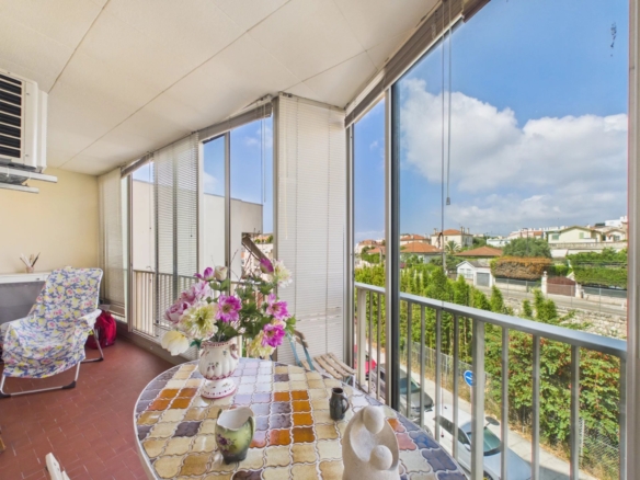 JUAN LES PINS 4 PIECES PROCHE GARE COMMERECES ET ECOLES