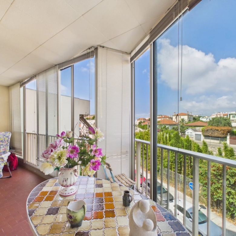 JUAN LES PINS 4 PIECES PROCHE GARE COMMERECES ET ECOLES