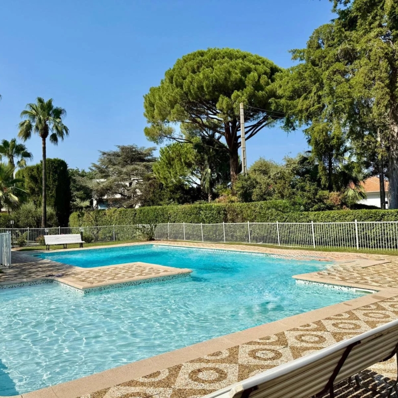 3 PIECES EN REZ DE JARDIN AVEC PISCINE ROSTAGNE