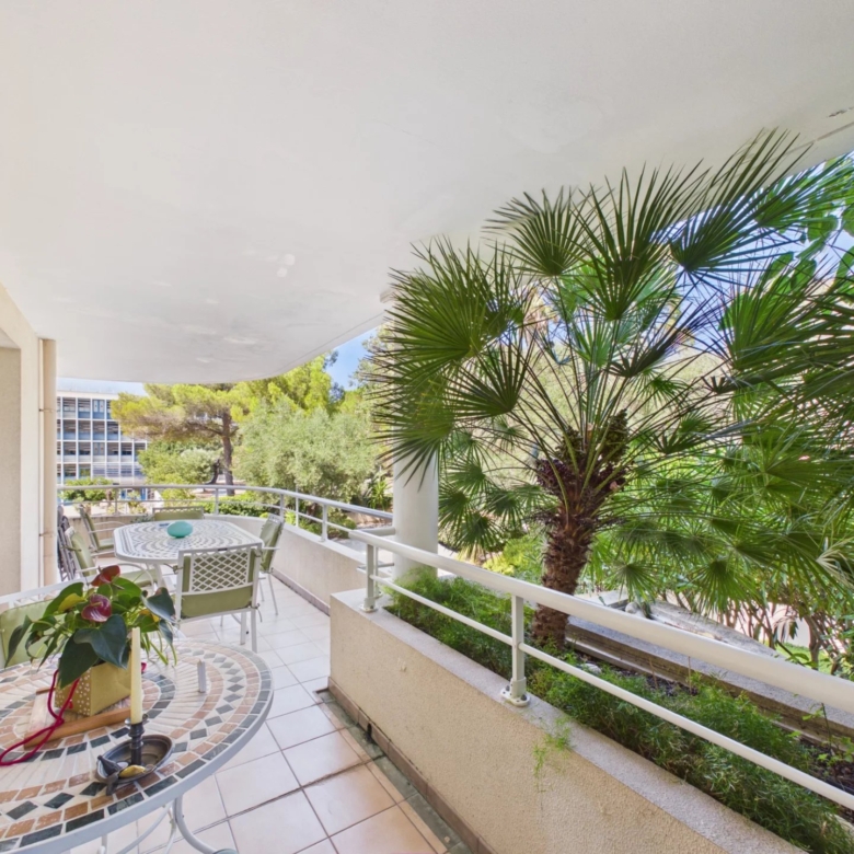 2 pièces d’angle avec vaste terrasse – Quartier Rostagne / Les Pins