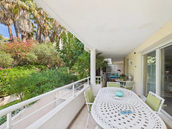 2 pièces d’angle avec vaste terrasse – Quartier Rostagne / Les Pins
