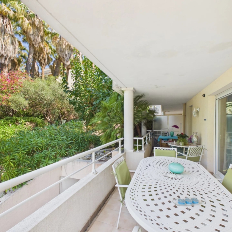 2 pièces d’angle avec vaste terrasse – Quartier Rostagne / Les Pins