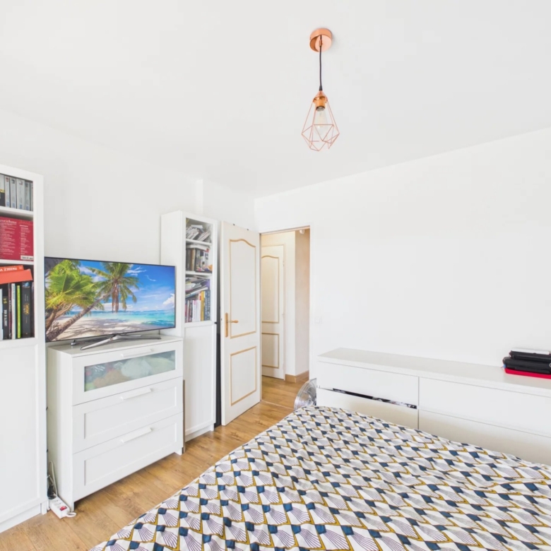ANTIBES – QUARTIER DES COMBES – 3 PIÈCES D’ANGLE AVEC GRANDE TERRASSE, GARAGE ET CAVE