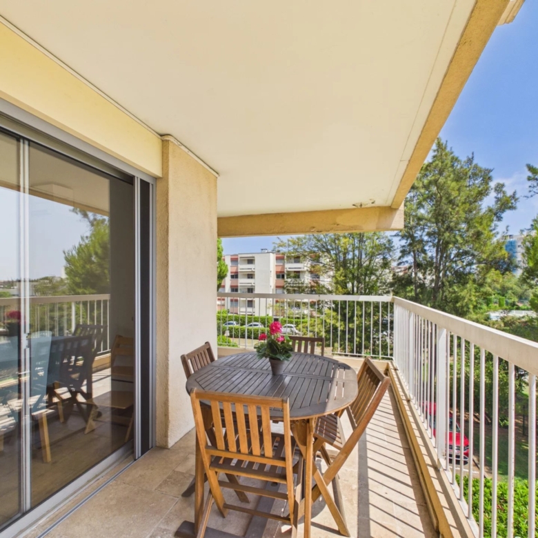 ANTIBES – QUARTIER DES COMBES – 3 PIÈCES D’ANGLE AVEC GRANDE TERRASSE, GARAGE ET CAVE