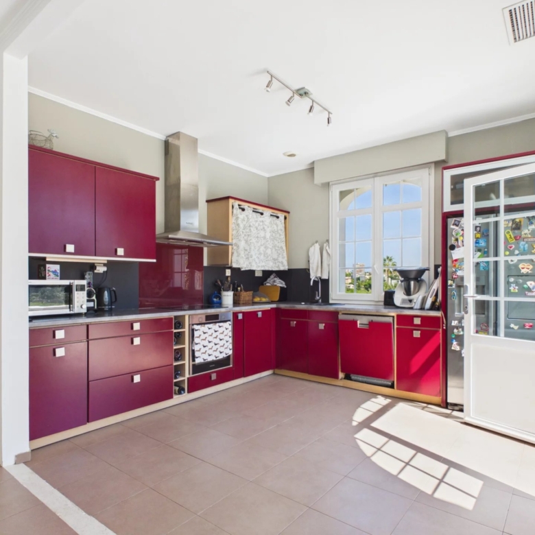VILLA WITH SWIMMING POOL – JUAN-LES-PINS – 183 SQ M – 1,400 SQ M PLOT