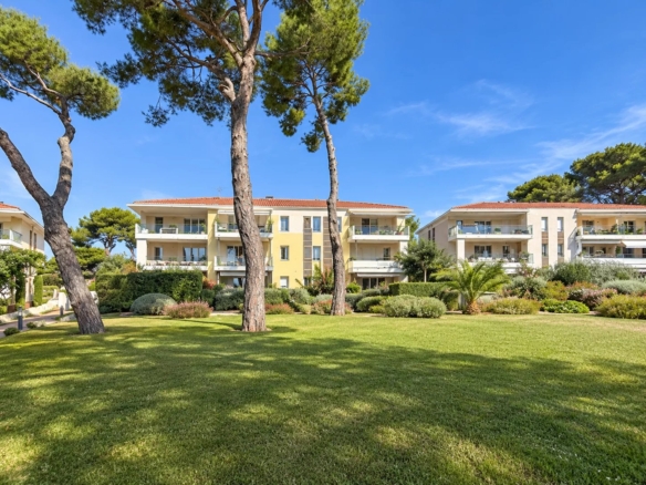 ANTIBES TERRIERS– RARE REZ-DE-JARDIN 3 PIÈCES AVEC 50 M² D’EXTÉRIEUR PRIVATIF