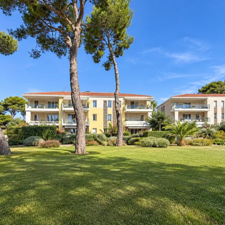 ANTIBES TERRIERS– RARE REZ-DE-JARDIN 3 PIÈCES AVEC 50 M² D’EXTÉRIEUR PRIVATIF