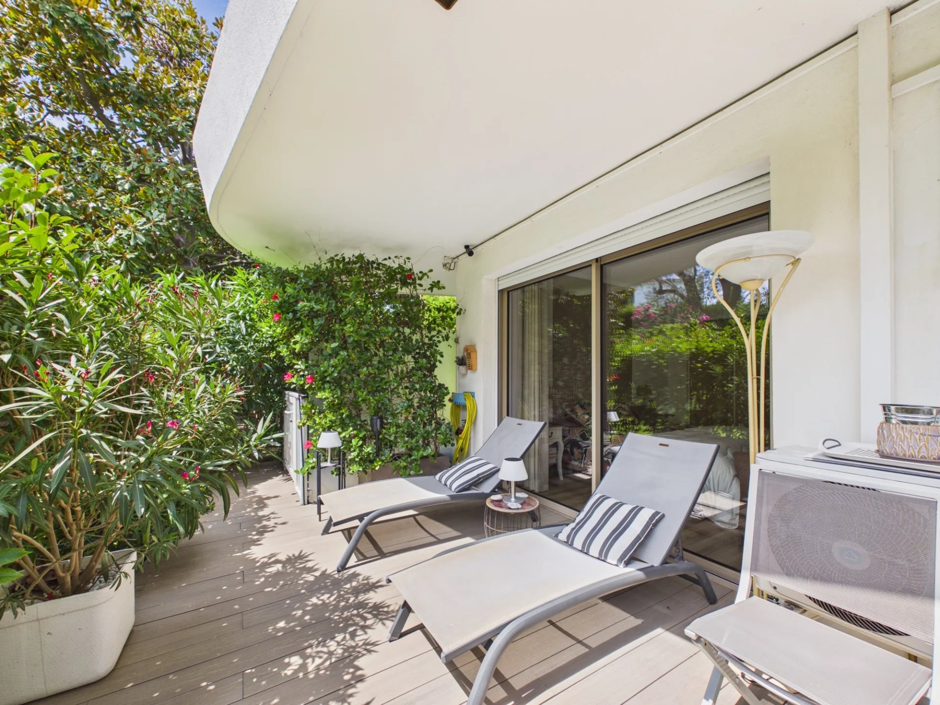 2e9104a9e9b9cbbed3f37653c749858d_a0d7dfb320_1920-original.jpg Rez-de-jardin d’exception dans résidence de standing avec piscine parc et gardien – garage fermé et cave.