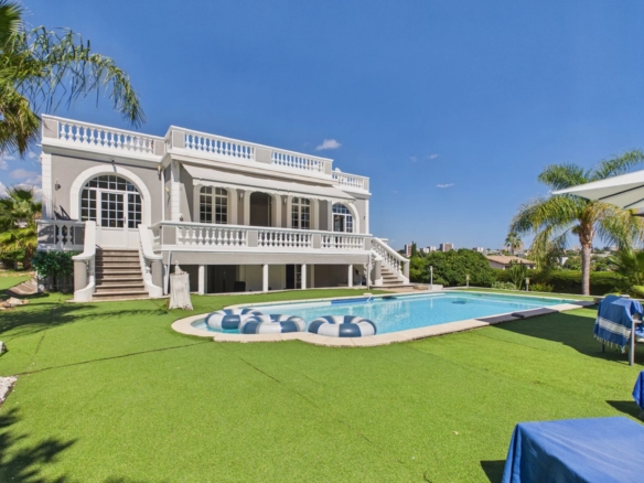 VILLA WITH SWIMMING POOL – JUAN-LES-PINS – 183 SQ M – 1,400 SQ M PLOT