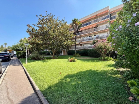 Studio lumineux avant dernier étage avec terrasse à 250m des plages avec stationnement – Juan-les-Pins