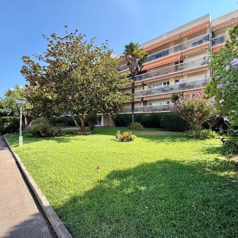 Studio lumineux avant dernier étage avec terrasse à 250m des plages avec stationnement – Juan-les-Pins