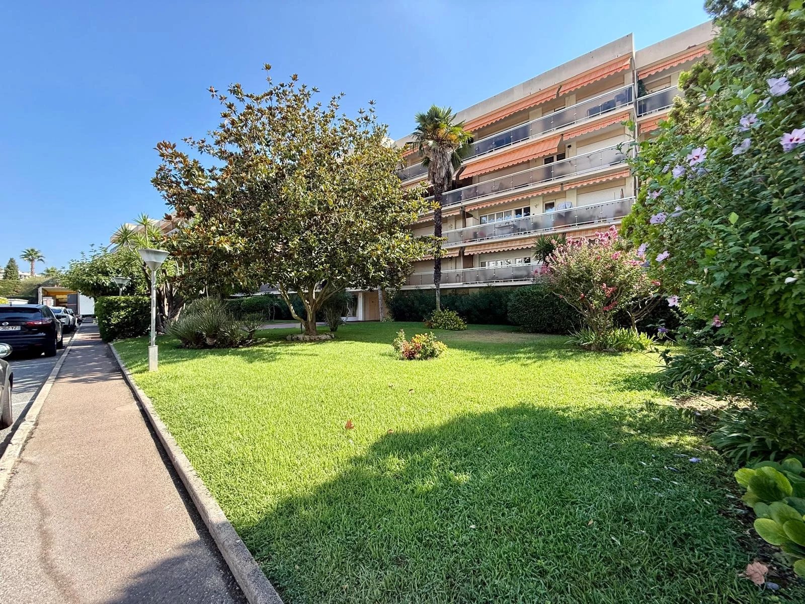Studio lumineux avant dernier étage avec terrasse à 250m des plages avec stationnement – Juan-les-Pins