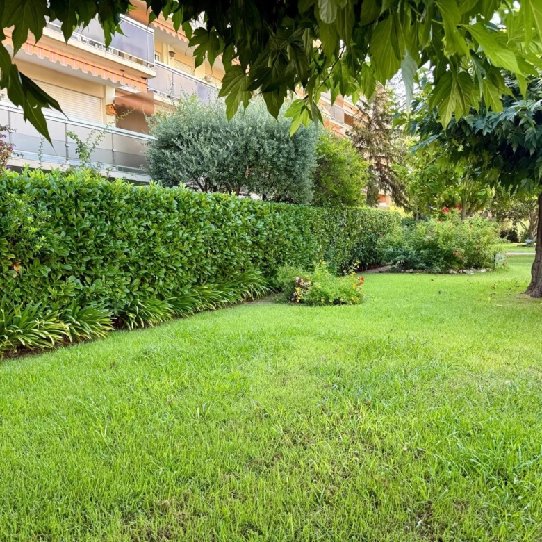 Studio lumineux avant dernier étage avec terrasse à 250m des plages avec stationnement – Juan-les-Pins