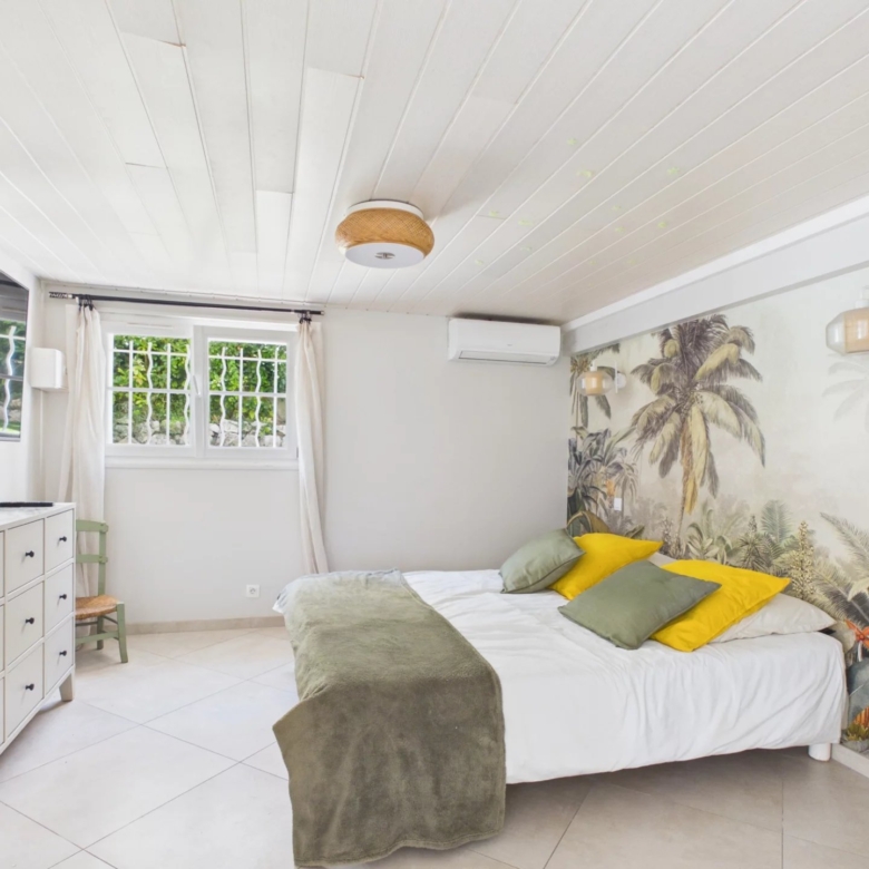 VILLA WITH SWIMMING POOL – JUAN-LES-PINS – 183 SQ M – 1,400 SQ M PLOT