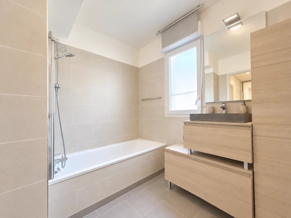 ANTIBES TERRIERS– RARE REZ-DE-JARDIN 3 PIÈCES AVEC 50 M² D’EXTÉRIEUR PRIVATIF