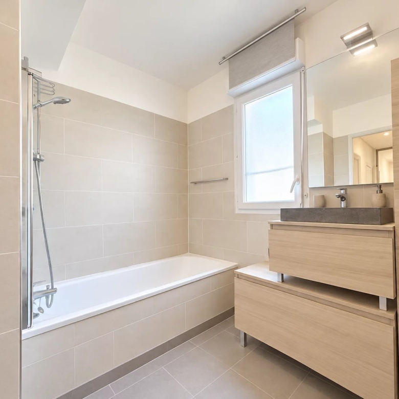 ANTIBES TERRIERS– RARE REZ-DE-JARDIN 3 PIÈCES AVEC 50 M² D’EXTÉRIEUR PRIVATIF