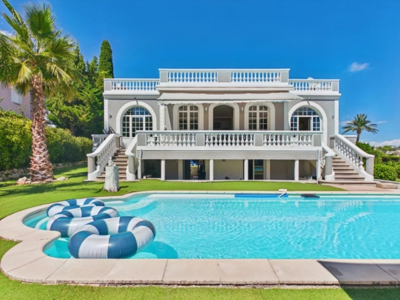 VILLA WITH SWIMMING POOL – JUAN-LES-PINS – 183 SQ M – 1,400 SQ M PLOT