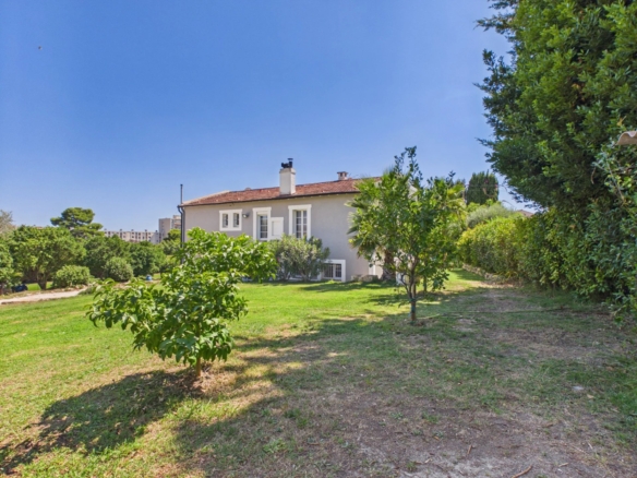 VILLA WITH SWIMMING POOL – JUAN-LES-PINS – 183 SQ M – 1,400 SQ M PLOT