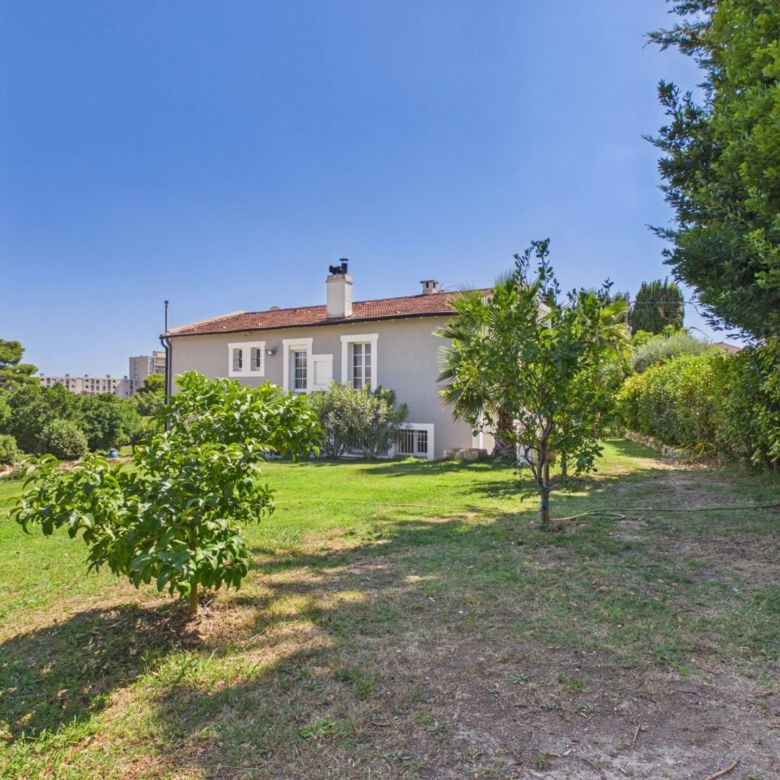 VILLA WITH SWIMMING POOL – JUAN-LES-PINS – 183 SQ M – 1,400 SQ M PLOT