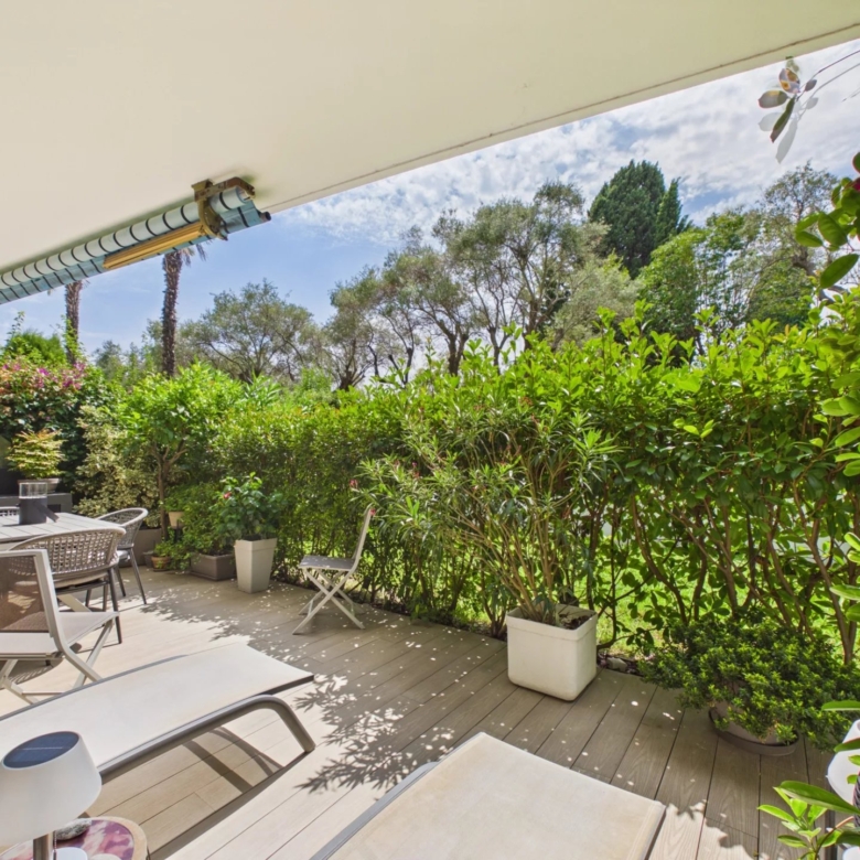 Rez-de-jardin d’exception dans résidence de standing avec piscine parc et gardien – garage fermé et cave.