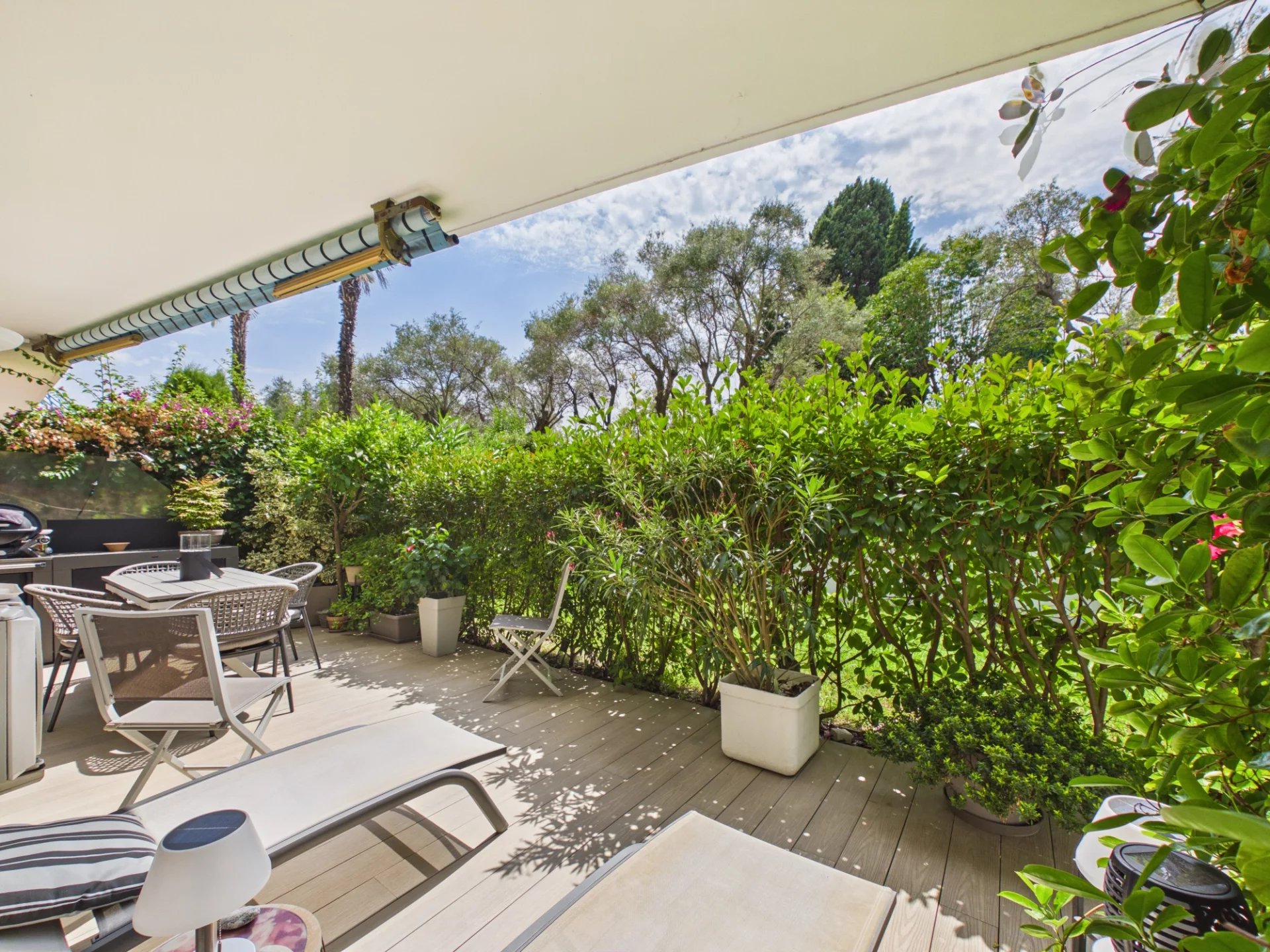 bd0bb40d51a2e6371d18ff372e86db31_11cb8e2457_1920-original.jpg Rez-de-jardin d’exception dans résidence de standing avec piscine parc et gardien – garage fermé et cave.
