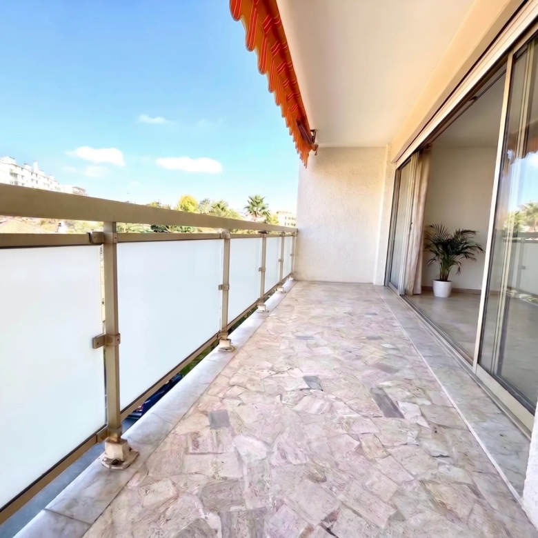 Studio lumineux avant dernier étage avec terrasse à 250m des plages avec stationnement – Juan-les-Pins