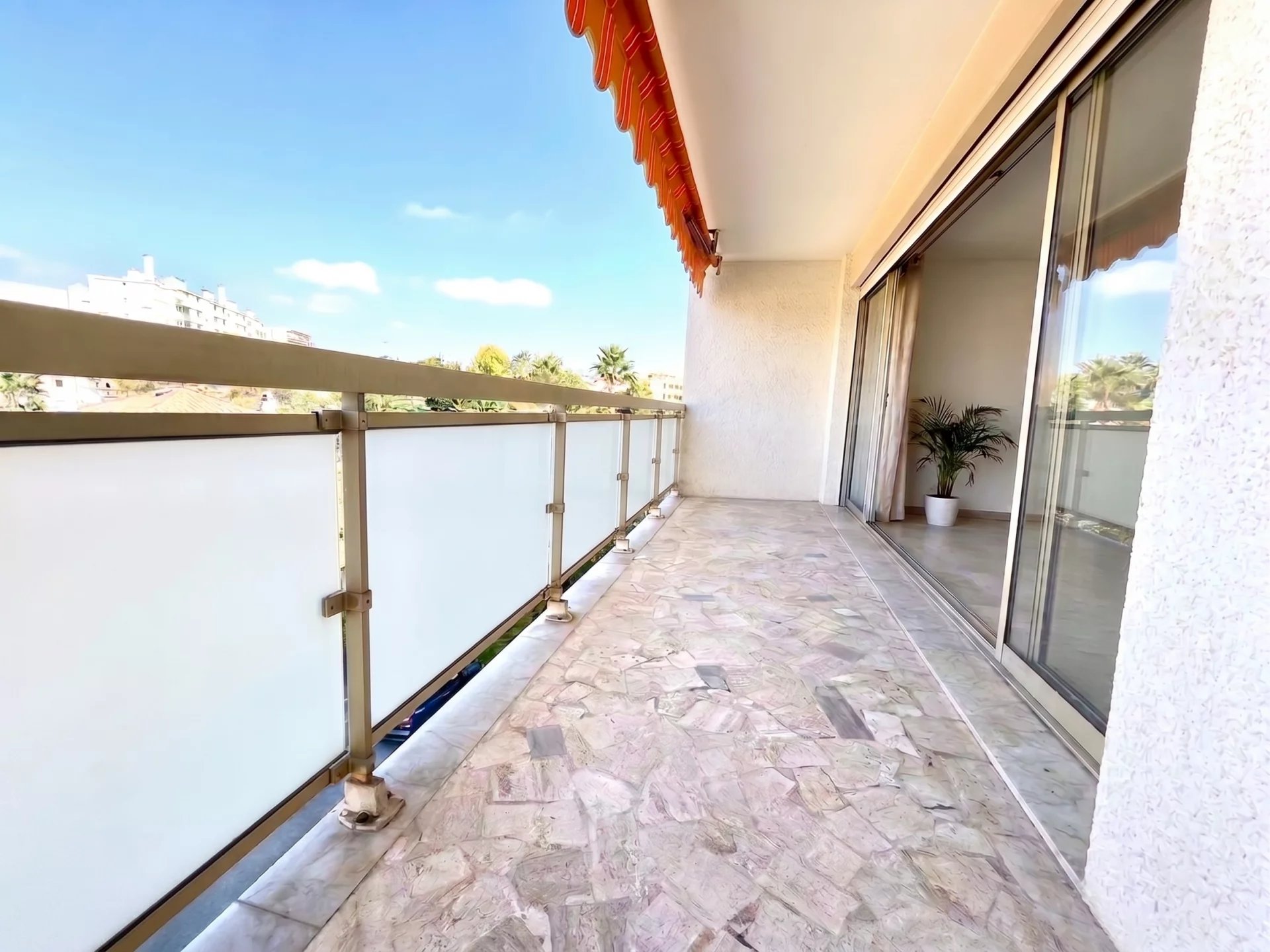 Studio lumineux avant dernier étage avec terrasse à 250m des plages avec stationnement – Juan-les-Pins