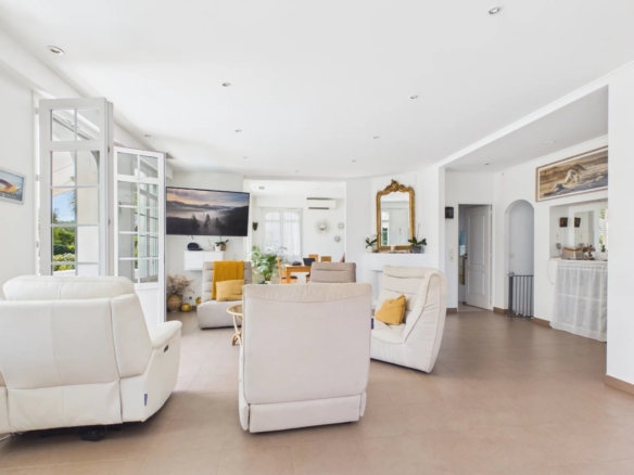 VILLA WITH SWIMMING POOL – JUAN-LES-PINS – 183 SQ M – 1,400 SQ M PLOT