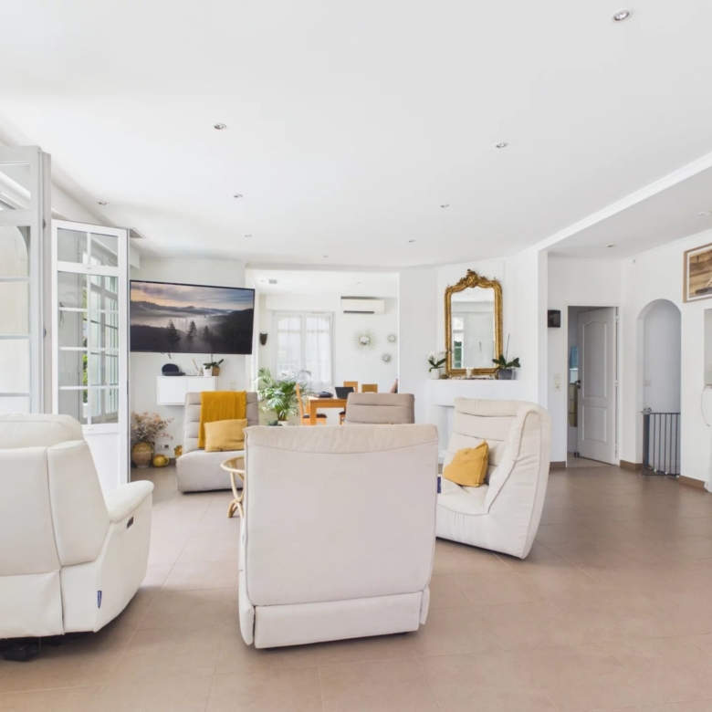 VILLA WITH SWIMMING POOL – JUAN-LES-PINS – 183 SQ M – 1,400 SQ M PLOT