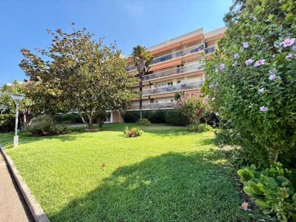 Studio lumineux avant dernier étage avec terrasse à 250m des plages avec stationnement – Juan-les-Pins