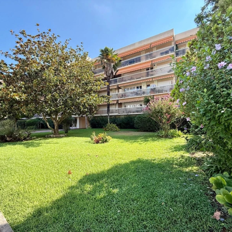 Studio lumineux avant dernier étage avec terrasse à 250m des plages avec stationnement – Juan-les-Pins