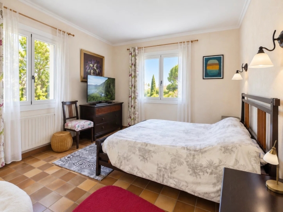 ANTIBES – SAINT-MAYMES | 349 SQM VILLA – SWIMMING POOL – 3 INDEPENDENT LIVING AREAS