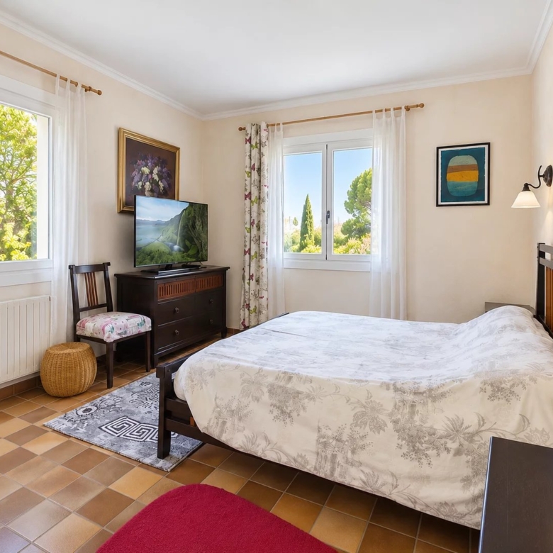 ANTIBES – SAINT-MAYMES | 349 SQM VILLA – SWIMMING POOL – 3 INDEPENDENT LIVING AREAS