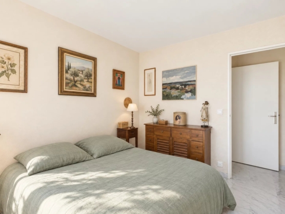 DERNIER ÉTAGE – MAS DU TANIT – JUAN-LES-PINS Environ 90 m² • Terrasse de 100 m² • Triple exposition • Vues mer & montagnes • Piscine