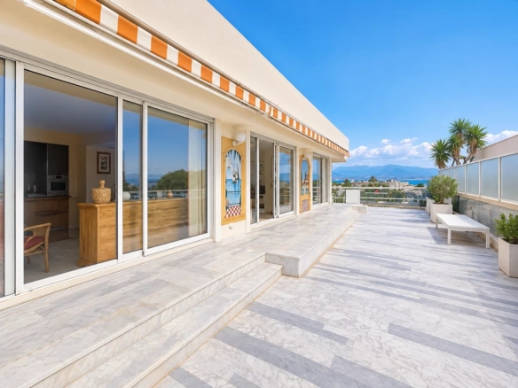 DERNIER ÉTAGE – MAS DU TANIT – JUAN-LES-PINS Environ 90 m² • Terrasse de 100 m² • Triple exposition • Vues mer & montagnes • Piscine