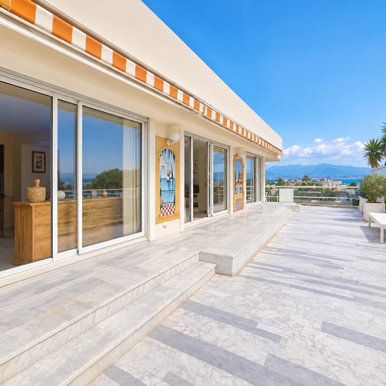 DERNIER ÉTAGE – MAS DU TANIT – JUAN-LES-PINS Environ 90 m² • Terrasse de 100 m² • Triple exposition • Vues mer & montagnes • Piscine