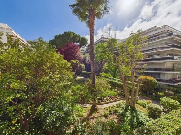JUAN-LES-PINS – T3 avec Grande Terrasse, Garage et Piscine