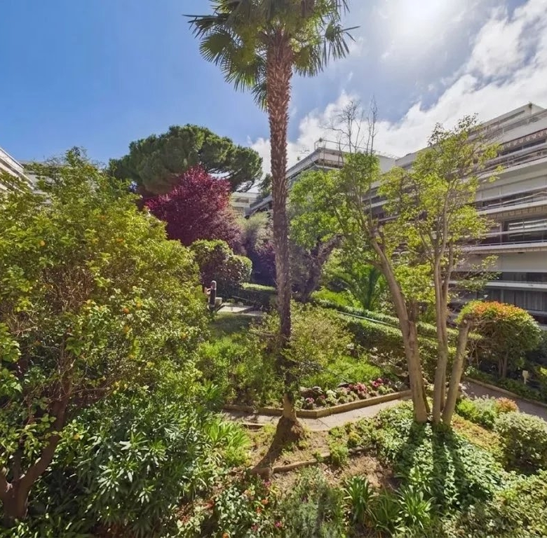 JUAN-LES-PINS – T3 avec Grande Terrasse, Garage et Piscine