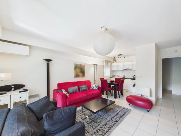 A VENDRE 2 PIECES TANIT JUAN LES PINS EN REZ DE JARDIN