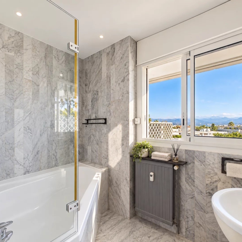 DERNIER ÉTAGE – MAS DU TANIT – JUAN-LES-PINS Environ 90 m² • Terrasse de 100 m² • Triple exposition • Vues mer & montagnes • Piscine