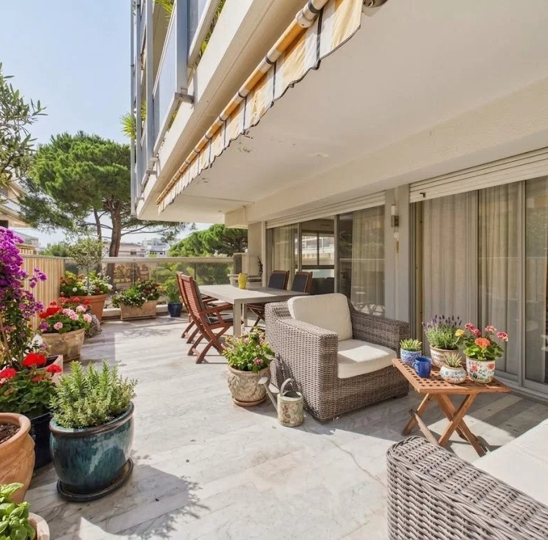 JUAN-LES-PINS – T3 avec Grande Terrasse, Garage et Piscine