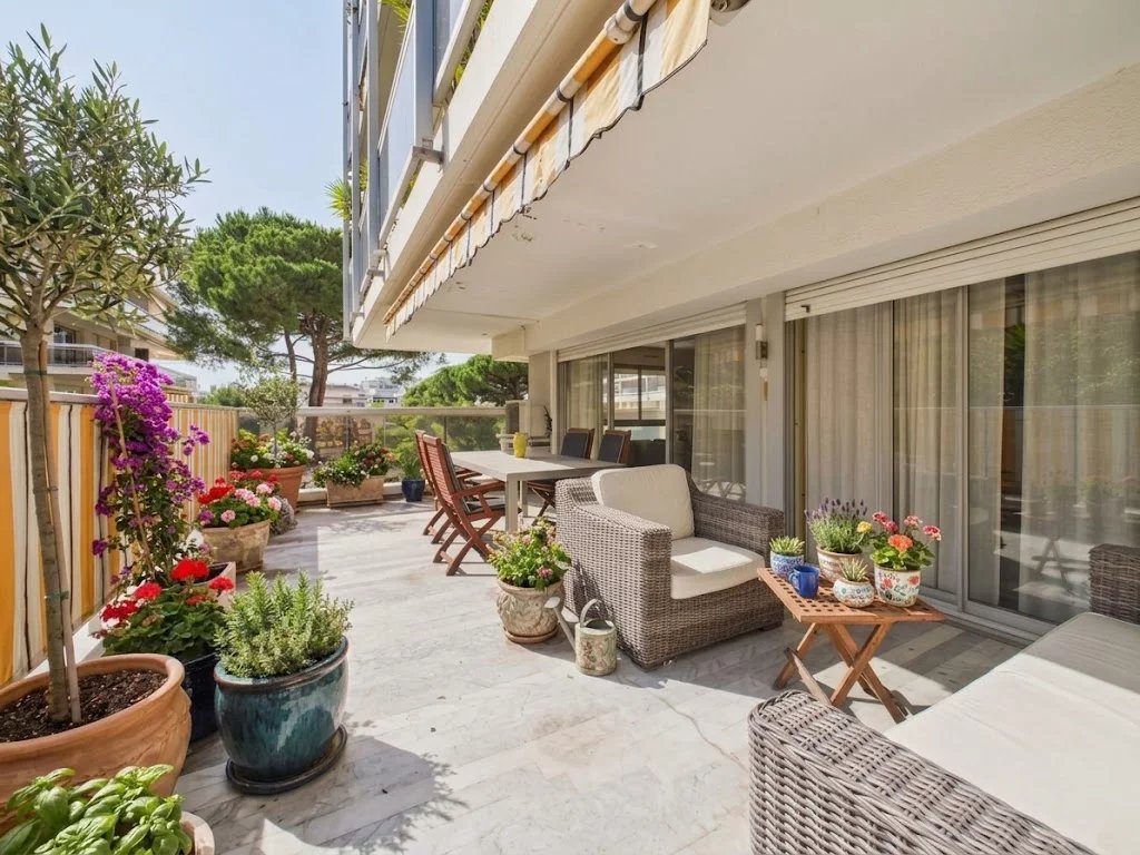 JUAN-LES-PINS – T3 avec Grande Terrasse, Garage et Piscine - Tanit Immobilier