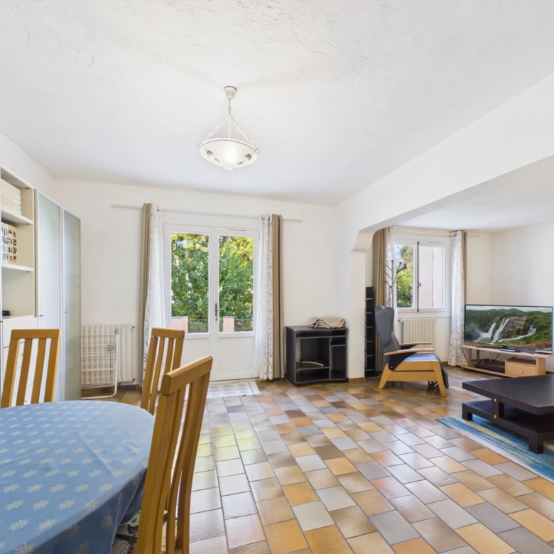 ANTIBES – SAINT-MAYMES | 349 SQM VILLA – SWIMMING POOL – 3 INDEPENDENT LIVING AREAS