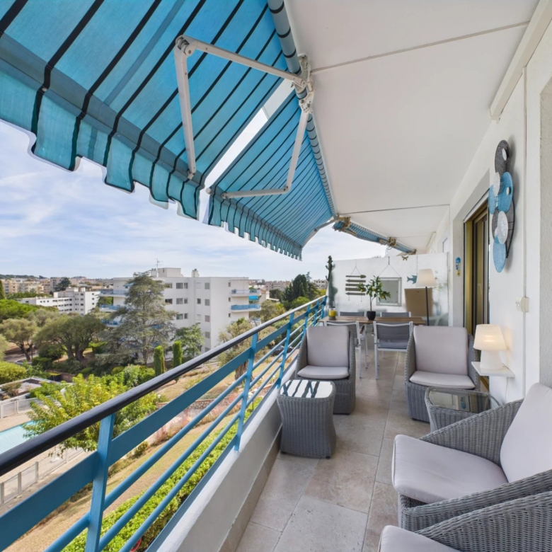 JUAN-LES-PINS – 3 PIÈCES TRAVERSANT – PARC & PISCINE – TERRASSE – GARAGE