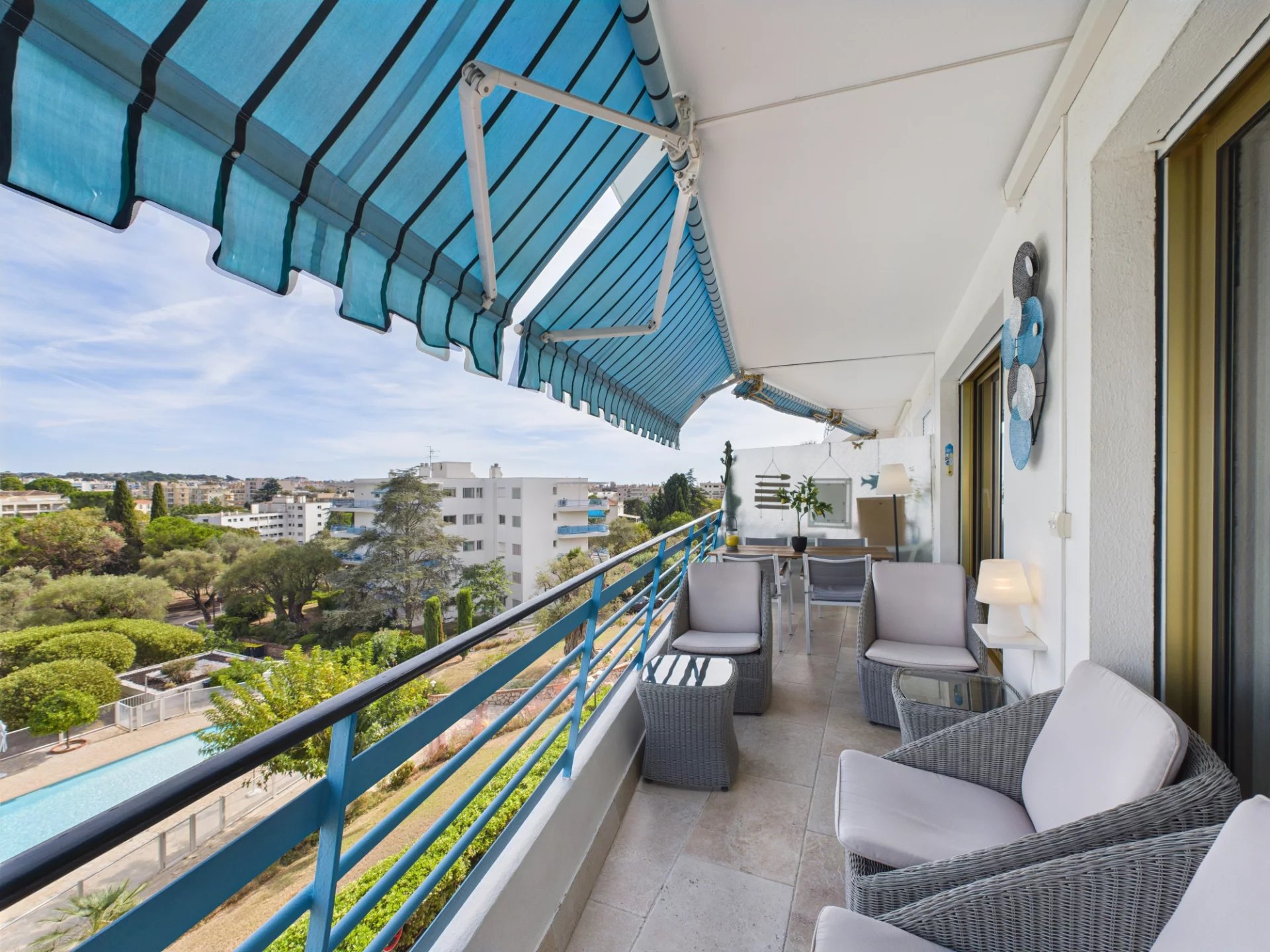 39c1c6e4388f554b7fe271f71b2e32af_7b5f660e50_1920-original.jpg JUAN-LES-PINS – 3 PIÈCES TRAVERSANT – PARC & PISCINE – TERRASSE – GARAGE