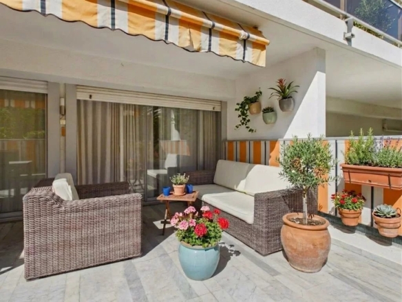 JUAN-LES-PINS – T3 avec Grande Terrasse, Garage et Piscine