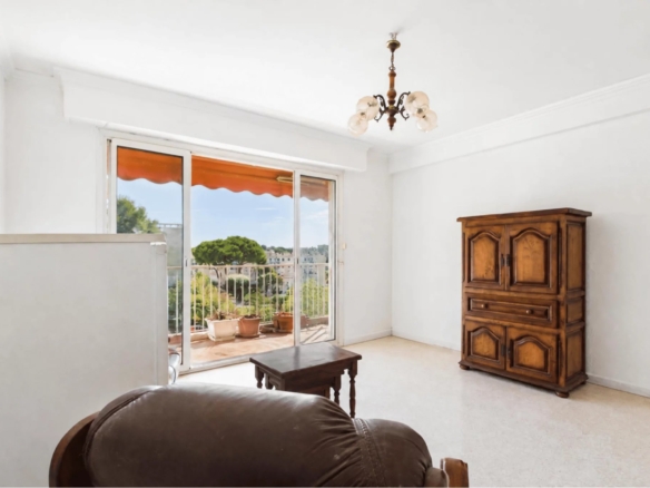 🏠👨‍👩‍👧‍👦 4-room family apartment – Route de Grasse