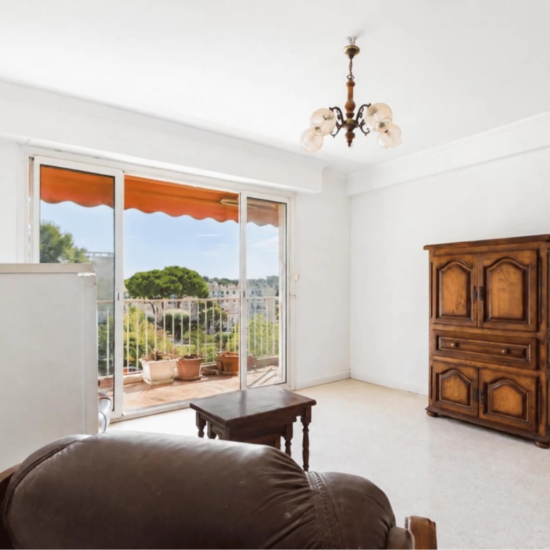 🏠👨‍👩‍👧‍👦 4-room family apartment – Route de Grasse