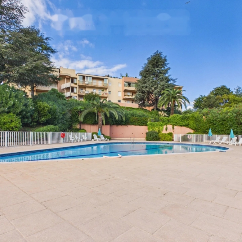 Antibes – Parc de la Badine: 3-room apartment of 79 sq m (Carrez), terrace and balcony, in a 1.4-hectare wooded park with swimming pool and tennis court